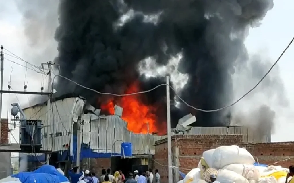 रांची के ओरमांझी में लगी भीषण आग, शॉर्ट सर्किट के कारण प्लास्टिक फैक्ट्री हुई जलकर राख