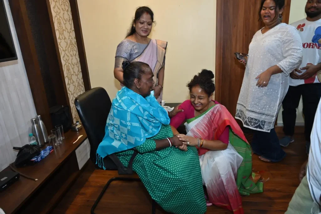 Kalpana Soren ने गांडेय का रण जीतने के बाद लिया अपनी सास का आशीर्वाद, देखिए तस्वीरें कल्पना सोरेन गांडेय विधानसभा उपचुनाव 2024 जीत गयीं. उन्होंने बीजेपी के दिलीप वर्मा को 26483 वोटों से हराया. कल्पना सोरेन को 108975 वोट मिले हैं, जबकि दिलीप वर्मा को 82492 वोट मिले हैं. गांडेय विधानसभा उपचुनाव पर सभी की निगाहें टिकी थीं. यह सीट हॉट सीटों में शुमार थी क्योंकि इस सीट से पूर्व सीएम हेमंत सोरेन की पत्नी कल्पना सोरेन अपनी राजनीतिक पारी की शुरुआत कर रही हैं. स्वयं कल्पना सोरेन ने इस सीट पर जीत को लेकर जमकर पसीना बहाया.