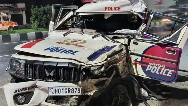 धनबाद से लौट रही हजारीबाग पुलिस की गाड़ी हादसे का शिकार, एक सिपाही की मौत, 4 जवान गंभीर