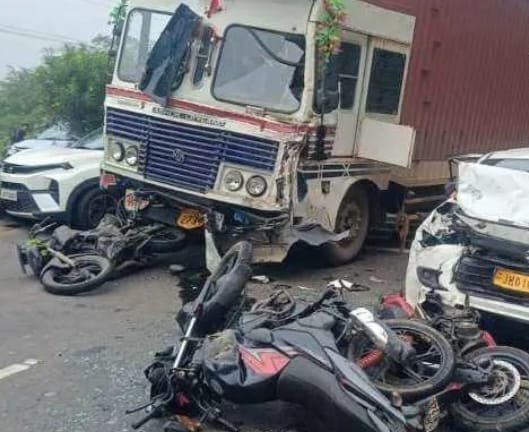 चुटुपालू घाटी में बेकाबू ट्रेलर का कहर, कई वाहनों को रौंदा; 15 से अधिक घायल