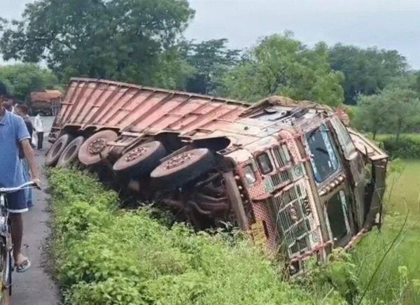 सरायकेला में भीषण सड़क हादसा: हाइवा-ट्रेलर की टक्कर के बाद लगी आग, दो चालकों की जिंदा जलकर मौत
