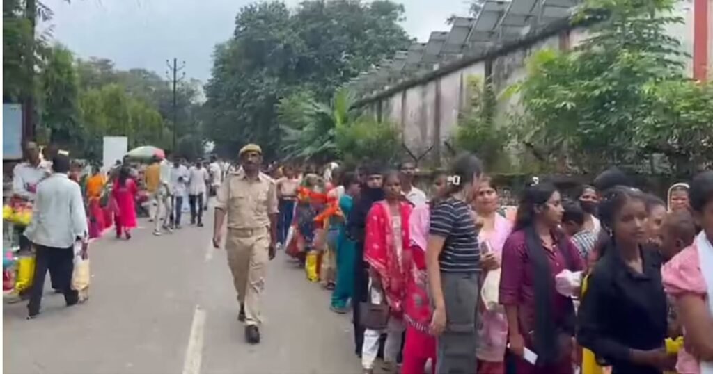 रक्षाबंधन पर होटवार जेल के बाहर उमड़ी बहनों की भारी भीड़, भाइयों की कलाई पर राखी बांधने पहुंचीं बहनें