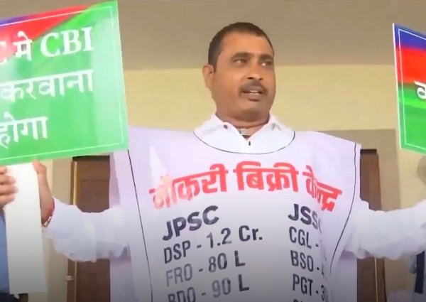 JPSC-JSSC विवाद पर MLA का बड़ा हमला, गले में टांगा ‘रेट चार्ट’ और मांगा राष्ट्रपति शासन