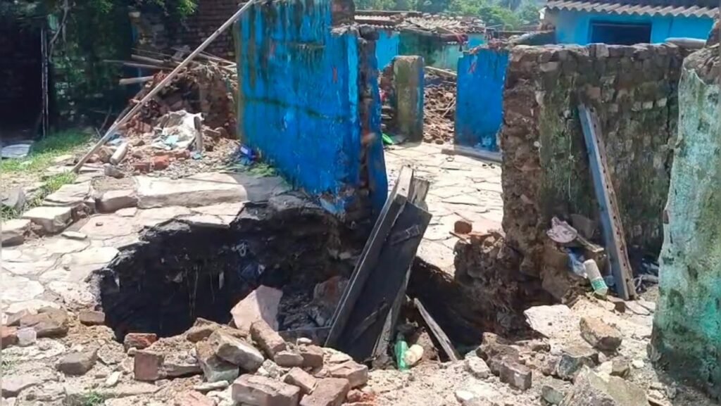 धनबाद के बालूगद्दा में धंसी जमीन, बना बड़ा गोफ, जहरीली गैस के रिसाव का दावा