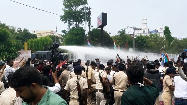 पटना में छात्रों का हल्लाबोल! बैरिकेडिंग तोड़ CM हाउस की ओर बढ़े, पुलिस ने चलाया वॉटर कैनन