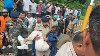 झारखंड की चुटूपालू घाटी में हादसा: ब्रेक फेल होने से बेकाबू कंटेनर ने कार को मारी टक्कर, 1 महिला की मौत