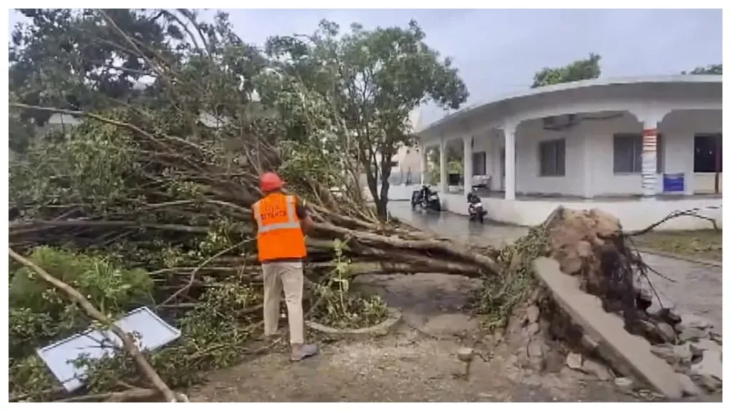 चक्रवात अर्नबः आंध्र प्रदेश में 3 लोगों की मौत, मकान क्षतिग्रस्त, NDRF की 39 टीमें तैनात