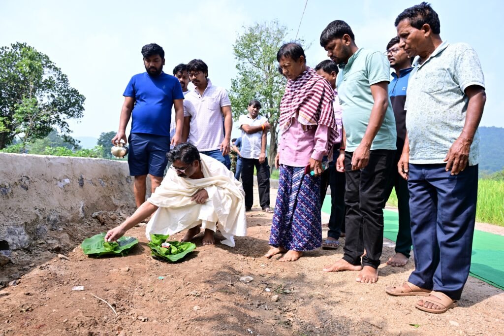 दिवंगत मां रूपी सोरेन के लिए CM हेमंत सोरेन ने परिजनों संग निभाई पारंपरिक रस्म